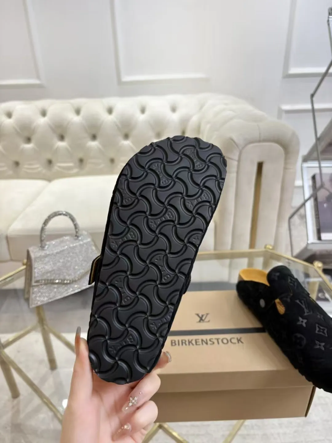 Women's p560 Men's p580 ✨ LV couple's toe-cap slippers | Full of high-end feel, you can walk with wind! ✨ This pair of LV classic toe-cap slippers is simply a "walking grass-planting machine"! Original three-dimensional embossed cowhide + cowhide fabric, the texture is high-end at first glance, and you will become a rich daughter/son in seconds ~💅 🌟 Why must you join TA? ✔️ Original embossed cowhide - clear texture but not cheap, classic presbyopia yyds ✔️ Belt buckle + metal logo - ecstatic control of details, exquisite to the heel! ✔️ Sheepskin lining + cushioned footbed - it feels like stepping on clouds ☁️, and you won’t feel tired when you go shopping~ ✔️ Non-slip rubber sole - walking is as stable as a mountain, and you are not afraid of slipping on rainy days!  👫 The best outfit for couples: Whether it’s shorts, T-shirts👕 or long skirts and suits👗, pairing these shoes with each other will immediately create a lazy and high-end atmosphere! Everyday outings/vacations, no matter what you shoot, it will look like a blockbuster📸🔥 The texture and foot feel that only the higher version can have, it is not a hit or a hit! Heartbeat is not as good as action. True love is true when both pairs are in pairs~💖 #LVcoupleslippers #高色综合 #好看不狠的 Feet #couples’ must-have